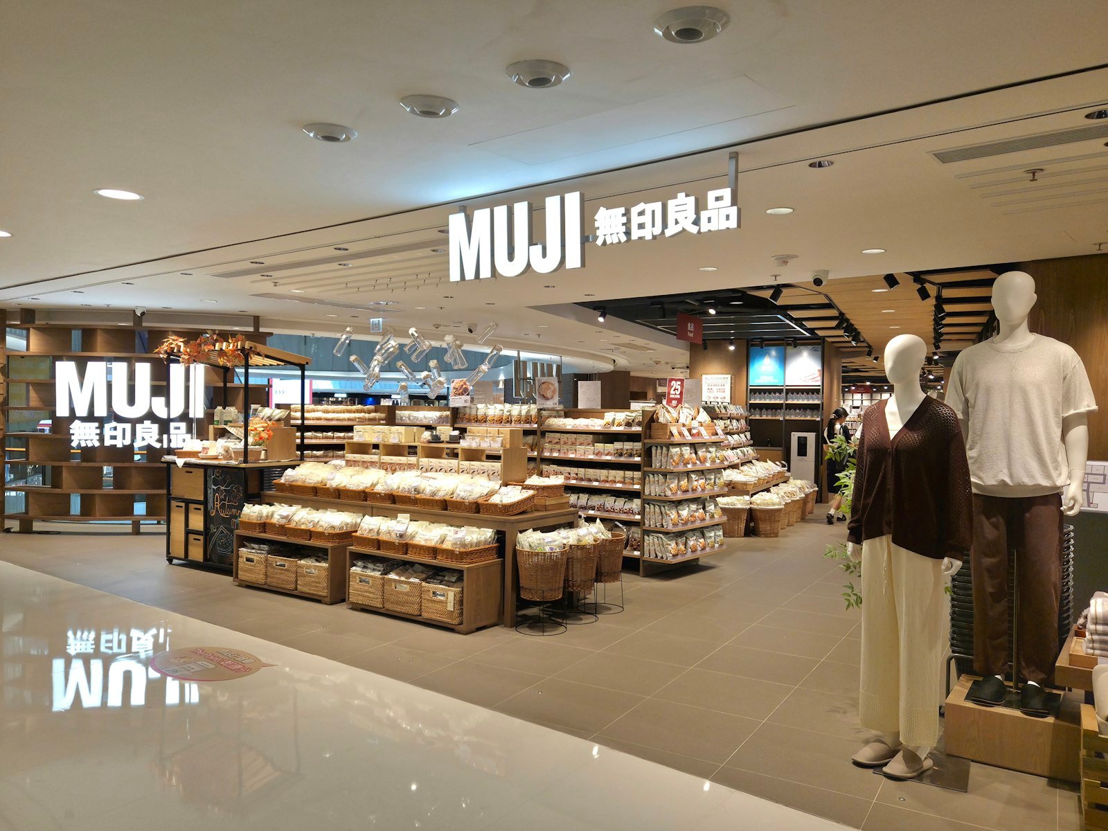 Retail store interior branding – logo & brand identity design in Delhi
